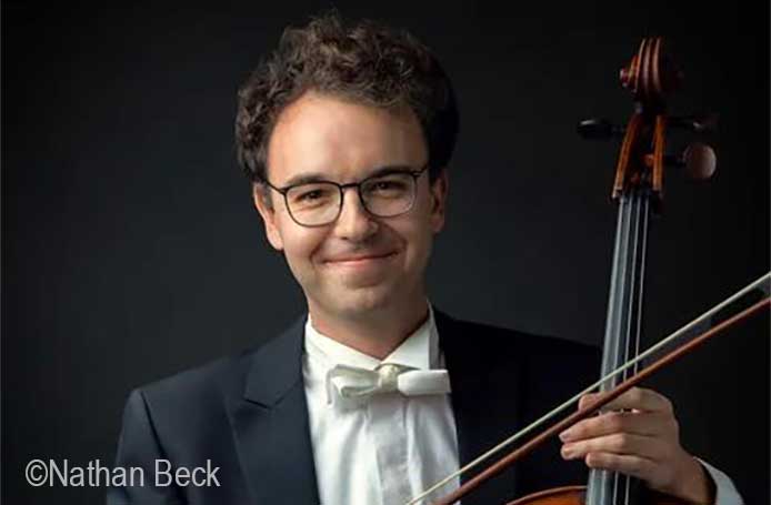 Violoncelliste en tenue de concert tenant son instrument, portrait sur fond sombre