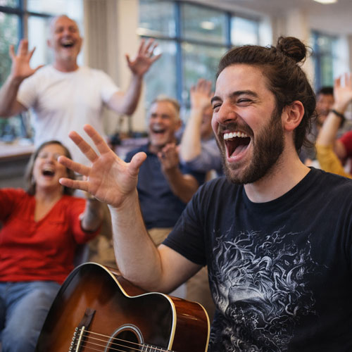 Musicien en atelier de yoga du rire – gestion du stress et du trac en groupe