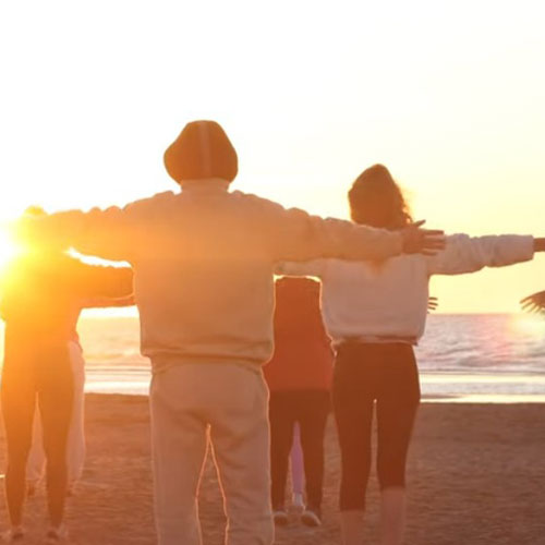 Photo représentant une séance de danse feeling sur une plage à Gruissan