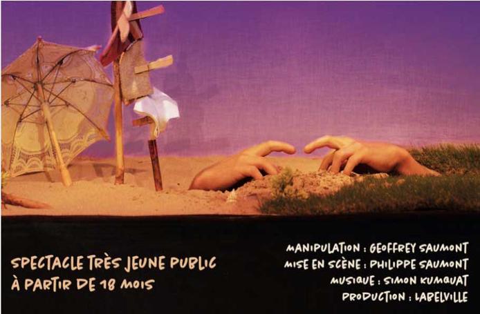 Deux mains sortant du sable sur une plage, jouant et se rejoignant dans un spectacle de marionnettes pour jeunes enfants
