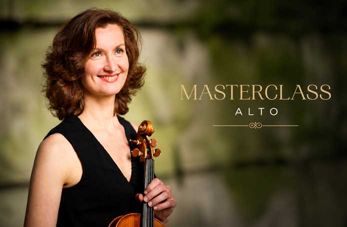 Vinciane Béranger tenant un alto – masterclass sur le geste instrumental et l’expression musicale